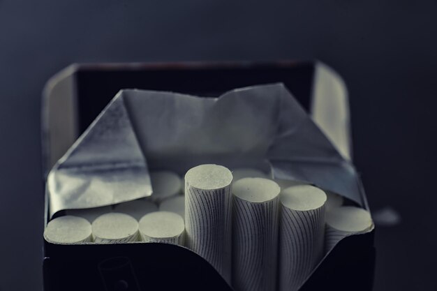 Schadelijke dodelijke gewoonte om te roken Tabak roken Sigaretten in een pakje
