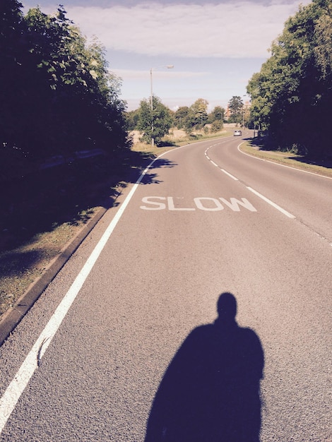 Foto schaduw van de mens op de weg tegen de lucht