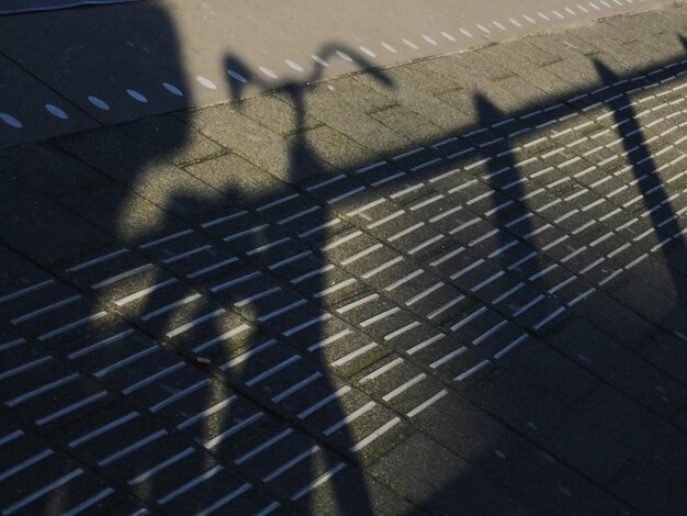 Schaduw van een fiets op de weg op een zonnige dag