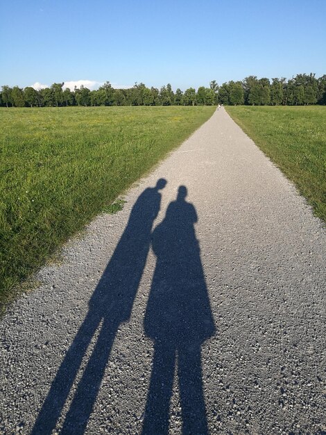 Foto schaduw van een man op de weg tegen een heldere hemel.