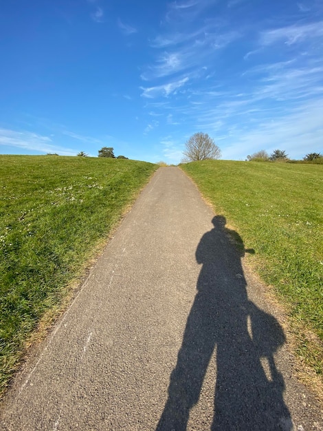 Foto schaduw van een man op de weg.