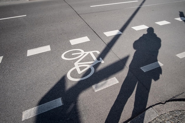 Schaduw van een man op straat.