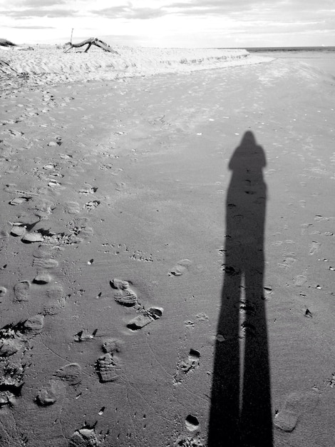 Schaduw van een persoon op het strand