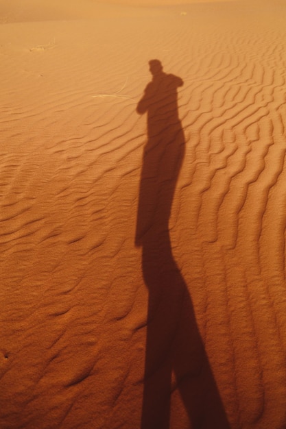 Foto schaduw van een persoon op het zand