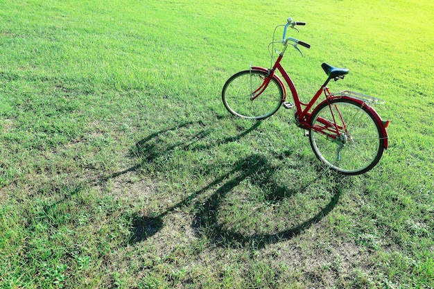 Foto schaduw van fiets op het veld