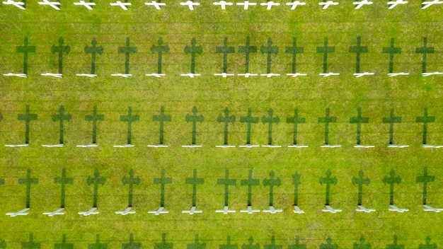Schaduw van kruisen op zonnige dag op het kerkhof