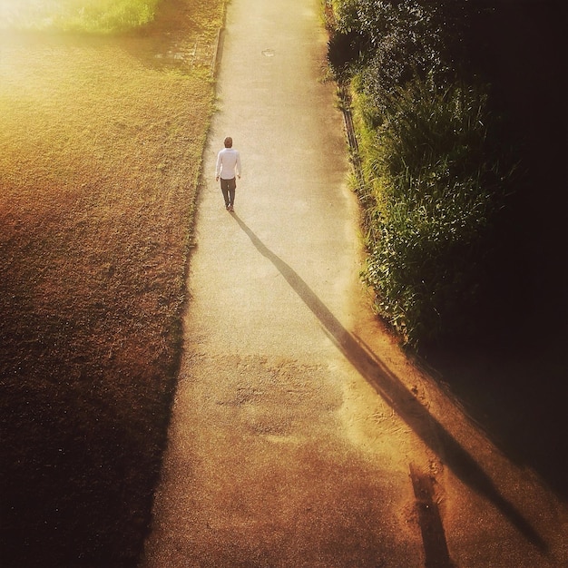 Foto schaduw van mensen op de weg