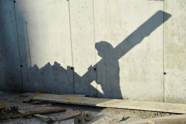 Foto schaduw van persoon die aan de muur werkt