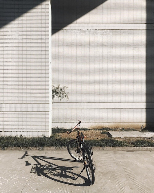 Schaduw van persoon op de fiets