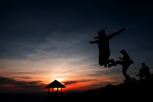 Schaduw van vrouwen op de top van de berg tijdens zonsondergang