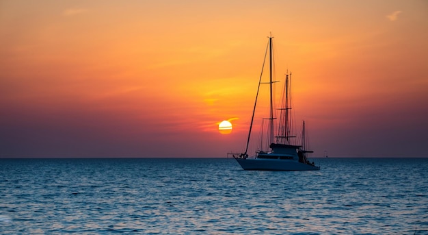 Schaduw zeilboot die in de verte te zien is