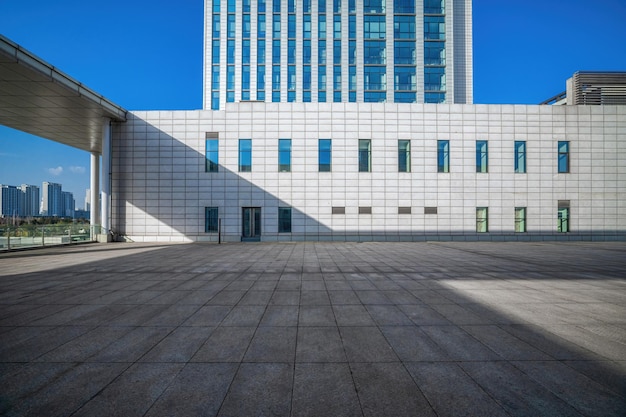 Foto schaduwen op de gevel van een stedelijk gebouw door een overheadwalkweg