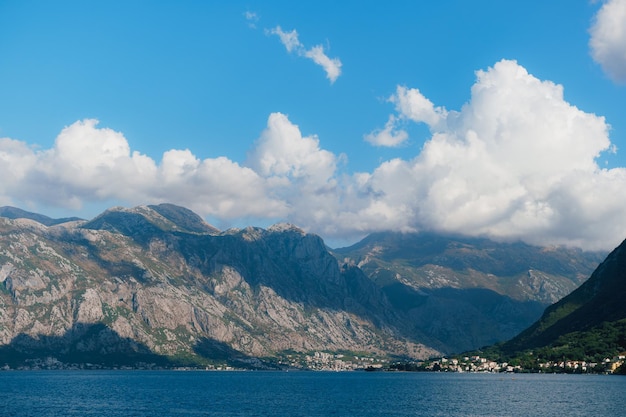 Schaduwen van de wolken over de bergen bij de baai van kotor montenegro