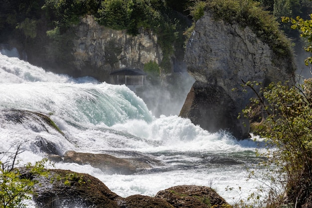 Photo schaffhausen waterfalls panoramic view with waterfalls and bridge in summer switzerland