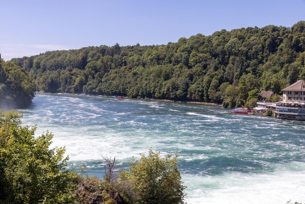 Photo schaffhausen waterfalls panoramic view with waterfalls and bridge in summer switzerland