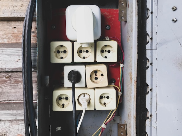 Foto schakelkast zelfgemaakt schild met stopcontacten voor hoogspanningslijnen diy bedrading veel witte rozetten de grootste