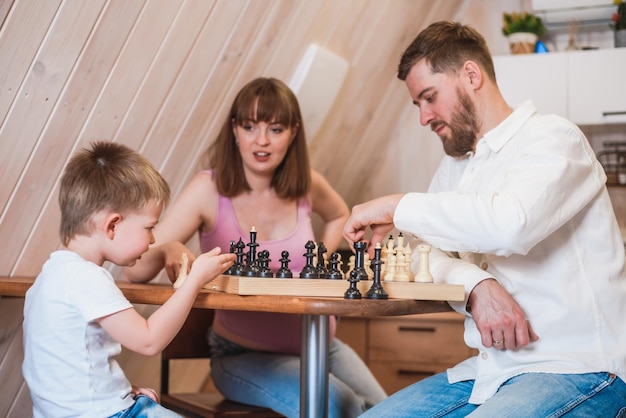 Schaken in de keuken en gelukkige familie