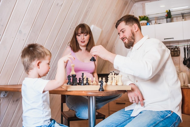 Schaken in de keuken en gelukkige familie