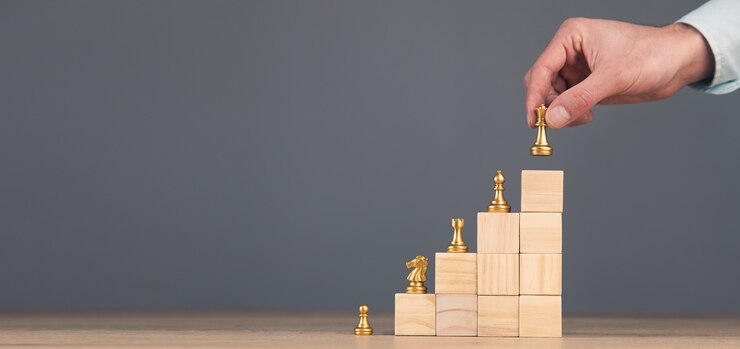 Schaken staande op een piramide van houten bouwsteen