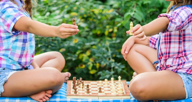 Schaken Zusters aan het schaken Kinderen schaken buiten natuur achtergrond Sport en hobby concept Strategie concept Cognitieve ontwikkeling Intellectueel spel Beslissing nemen Slimme kinderen