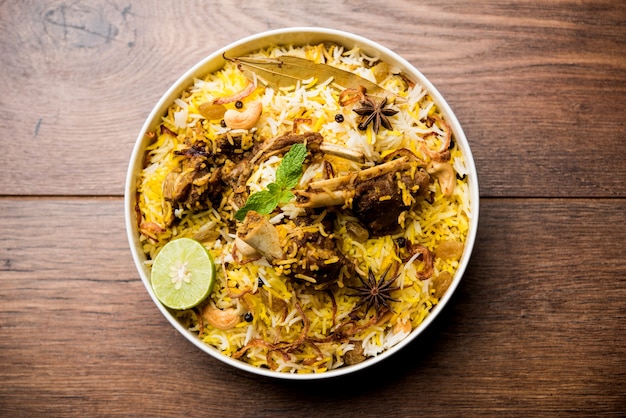 Schapen- of lamsbiriyani met basmatirijst, geserveerd in een kom op een humeurige achtergrond