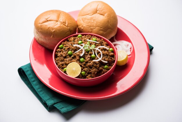 Schapenvlees Kheema Pav OF Indiaas Pittig Gehakt Geserveerd met brood OF Kulcha, gegarneerd met doperwtjes. Humeurige achtergrond. Selectieve focus