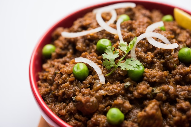 Schapenvlees kheema pav of indiaas pittig gehakt geserveerd met brood of kulcha, gegarneerd met doperwtjes. humeurige achtergrond. selectieve focus