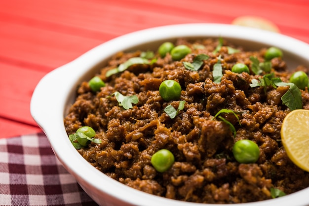 Schapenvlees Kheema Pav OF Indiaas Pittig Gehakt Geserveerd met brood OF Kulcha, gegarneerd met doperwtjes. Humeurige achtergrond. Selectieve focus