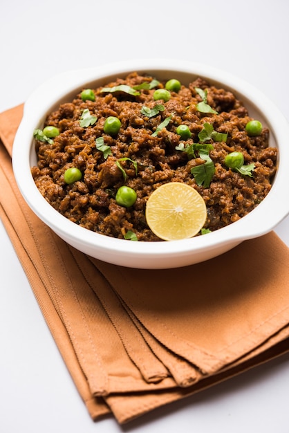 Schapenvlees Kheema Pav OF Indiaas Pittig Gehakt Geserveerd met brood OF Kulcha, gegarneerd met doperwtjes. Humeurige achtergrond. Selectieve focus