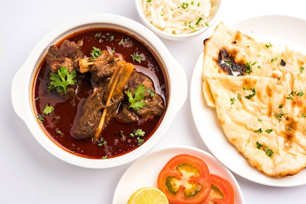 Schapenvlees of gosht masala of indiaas lam rogan josh met wat kruiden, geserveerd met naan of roti, selectieve focus