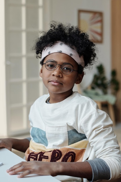 Schattig Afro-Amerikaans schoolkind in vrijetijdskleding en bril