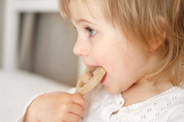 Foto schattig baby meisje speelt tactile houten en siliconen speelgoed jong kind hand speelt sensorische massage bal