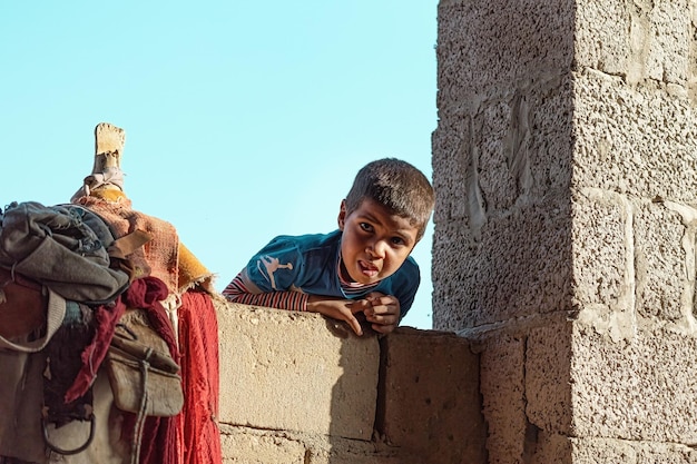 Schattig bedoeïenen jongensportret in bedoeïenendorp Zuid-Sinaï, Egypte