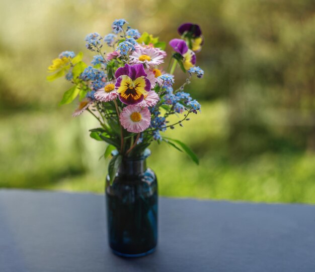 Schattig boeket bloemen op een groene achtergrond