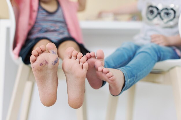 schattig broertje en zusje thuis op blote voeten in de keuken met plezier