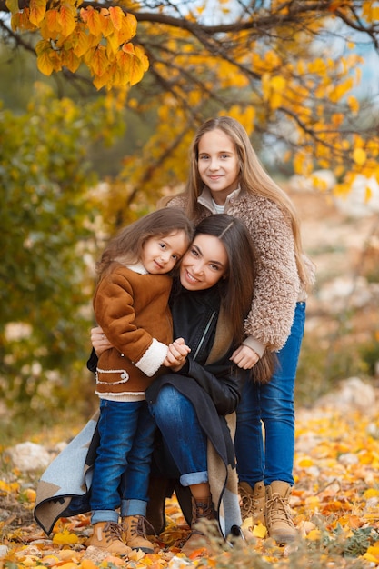 schattig familieportret buitenshuis