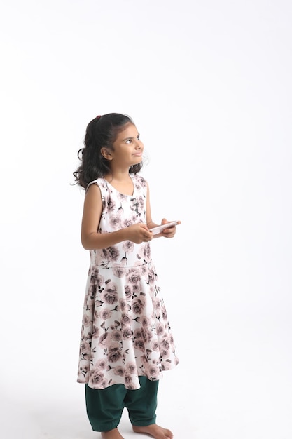 Schattig Indisch meisje met smartphone op witte achtergrond