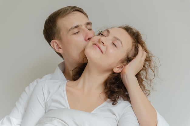 Schattig jong koppel zoenen in bed