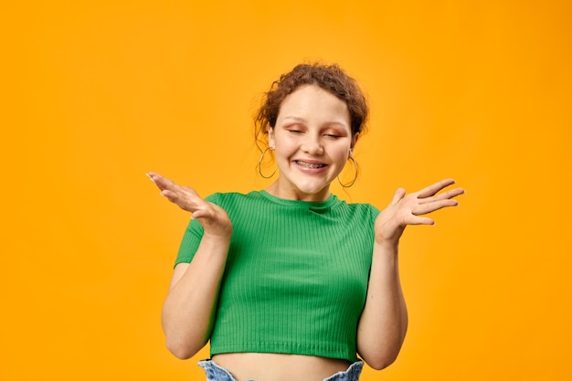 Schattig jong meisje in groene tshirt denim shorts poseren