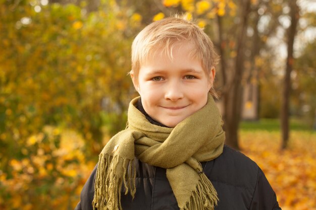 Schattig Kind Buitenshuis. Gelukkige kleine jongen in herfstpark