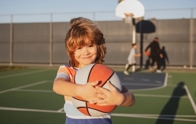 Schattig kind dat basketbalsport speelt voor kinderen