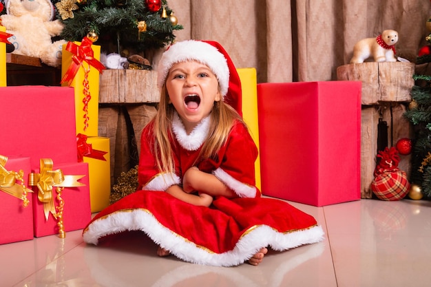 Schattig kind meisje gekleed in kerst outfit.