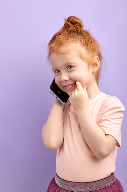 Schattig kind met mobiele telefoon, glimlachen, leuk praten met iemand