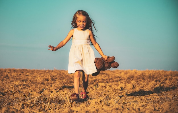 Schattig kind met plezier schattig jong meisje klein kind veel plezier in de frisse lucht kind heeft zomervreugde happ