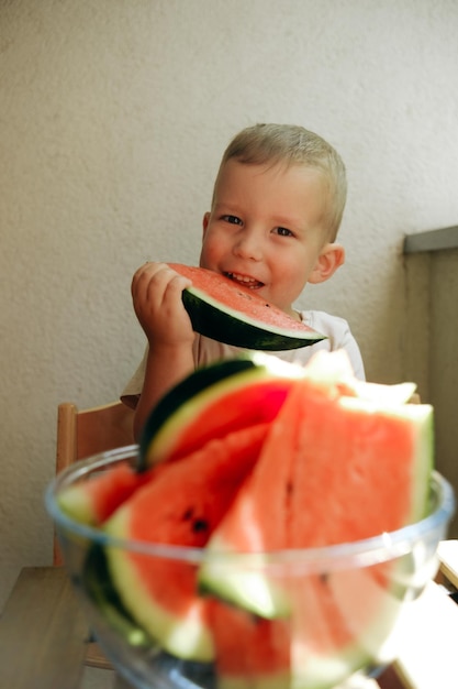 Schattig kind rode sappige watermeloen eten