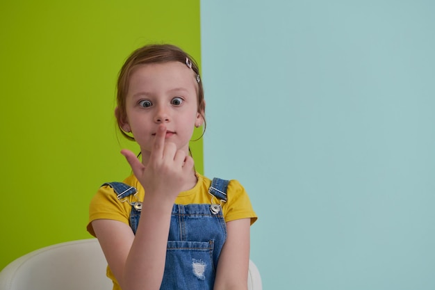 schattig kinderen portret. Klein meisje dat thuis lacht en een grappig gezicht maakt en acteert