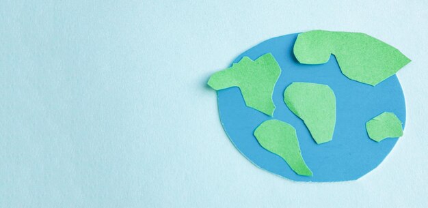 Schattig kinderpapier applique een model van de aarde op een blauwe achtergrond Creatief concept Earth Day Earth Hour kopieerruimte voor tekst