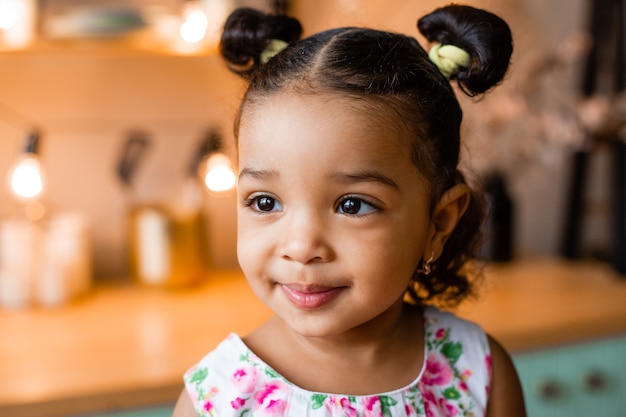 schattig klein Afrikaans Amerikaans meisje thuis in de keuken