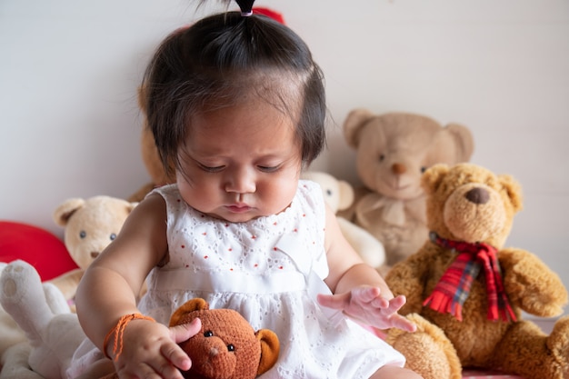 Foto schattig klein aziatisch babymeisje