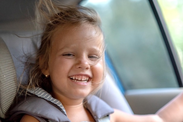 Schattig klein babykind zit in autostoeltje Portret van schattig klein babykindje zit in autostoeltje Veiligheidsconcept
